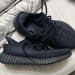 Yeezy Boost 350 V2 Triple Black Sneakers